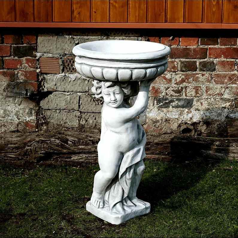 Chłopiec z Donicą nad Głową Prawy