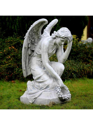Figura Pochylony anioł z laurem 82cm