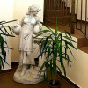 Figura Kobieta oparta o paterę 140cm