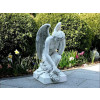 Figura Pochylony anioł z laurem 82cm