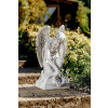 Figura Pochylony anioł z laurem 82cm