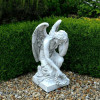 Figura Pochylony anioł z laurem 82cm