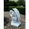 Figura Pochylony anioł z laurem 82cm