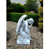 Figura Pochylony anioł z laurem 82cm