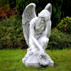 Figura Pochylony anioł z laurem 82cm