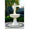 Fontanna Porto Noemi F050 - 184cm w ogrodzie w kolorze Ecrue na kostce brukowej