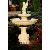 Fontanna Roma Ragazzi F252 - 160cm w ogrodzie w kolorze Ecrue