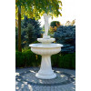 Fontanna Porto Andrea F049 - 174cm w ogrodzie w otoczeniu zieleni
