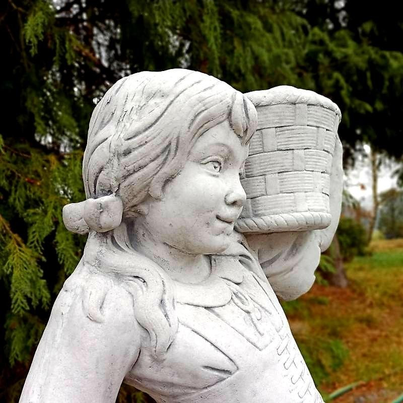 Figura Dziewczyna z koszem na ramieniu 111cm