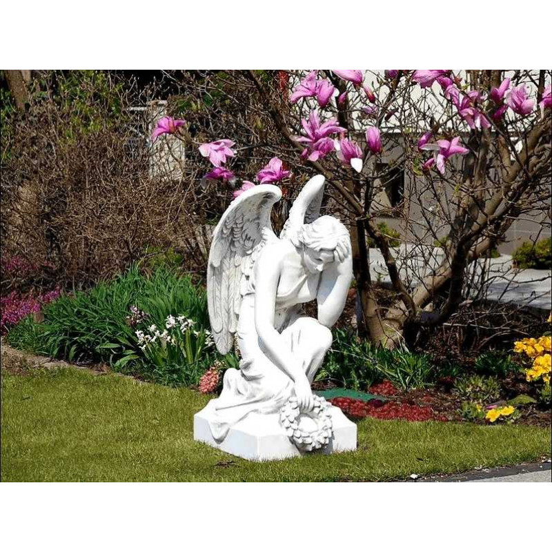 Figura Pochylony anioł z laurem 82cm