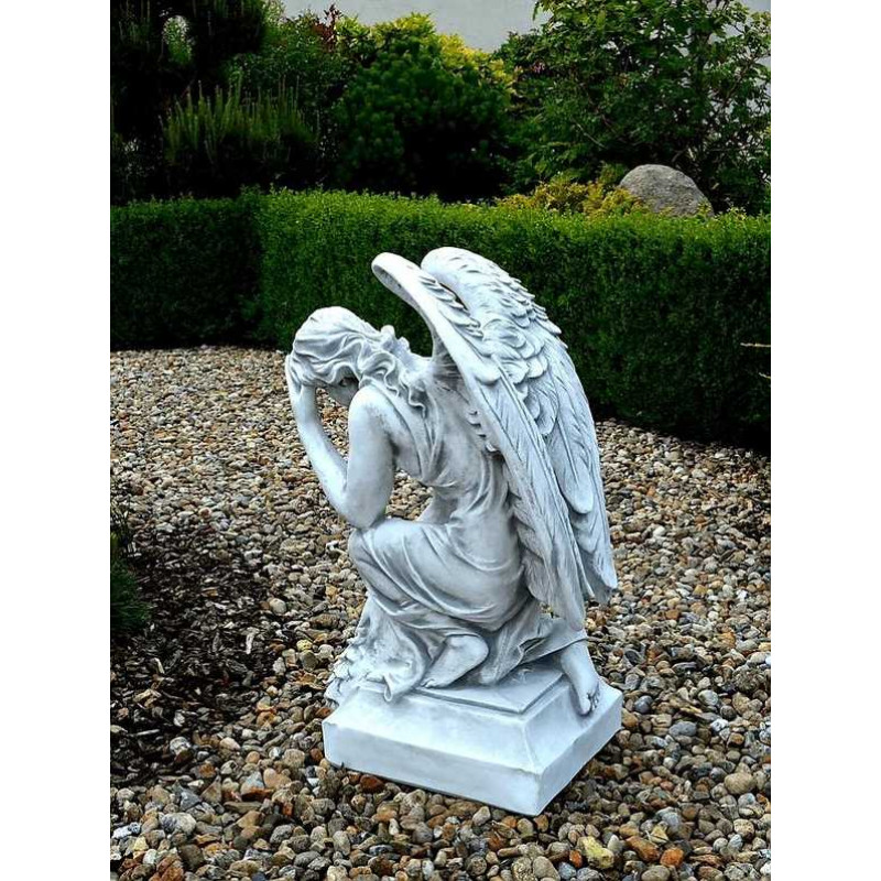 Figura Pochylony anioł z laurem 82cm