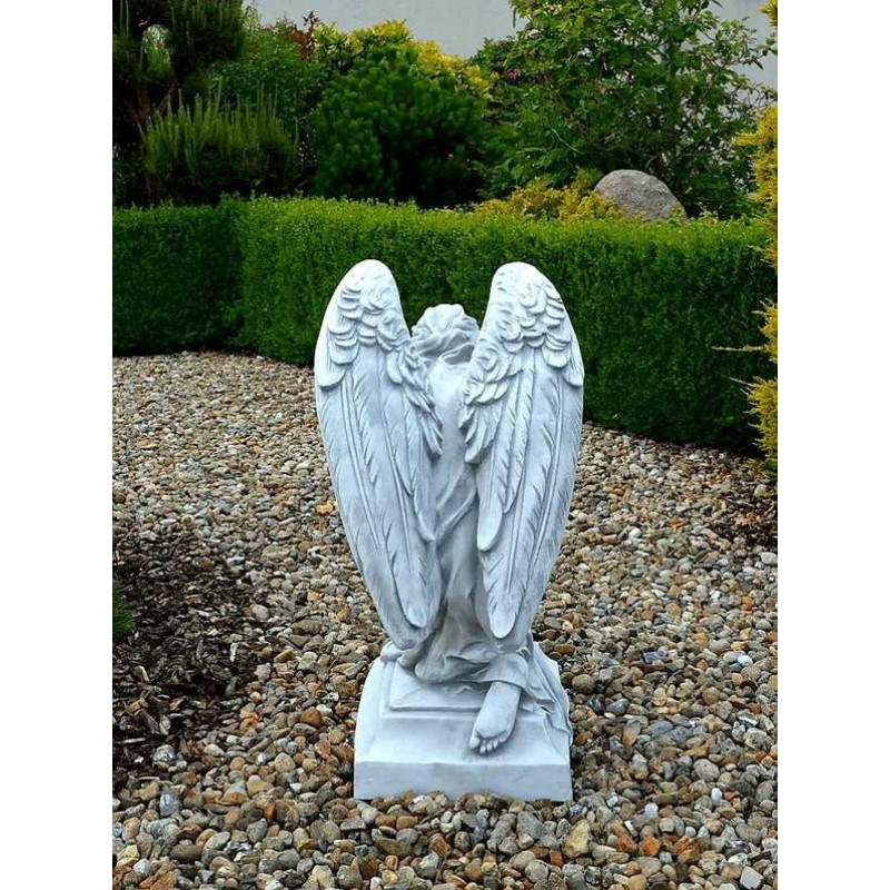 Figura Pochylony anioł z laurem 82cm