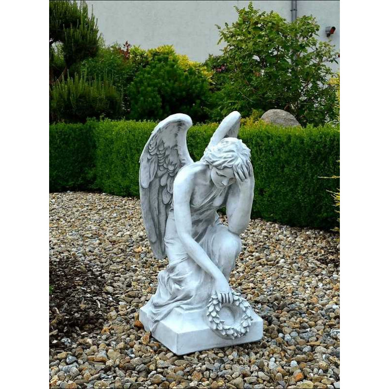 Figura Pochylony anioł z laurem 82cm