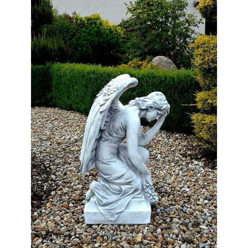 Figura Pochylony anioł z laurem 82cm