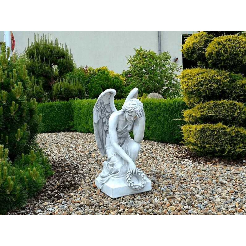 Figura Pochylony anioł z laurem 82cm