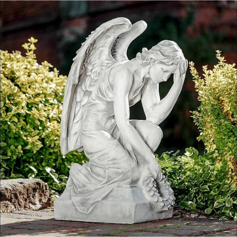 Figura Pochylony anioł z laurem 82cm