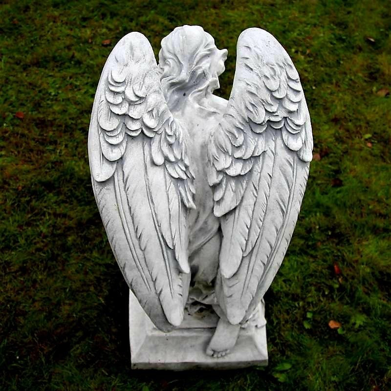 Figura Pochylony anioł z laurem 82cm