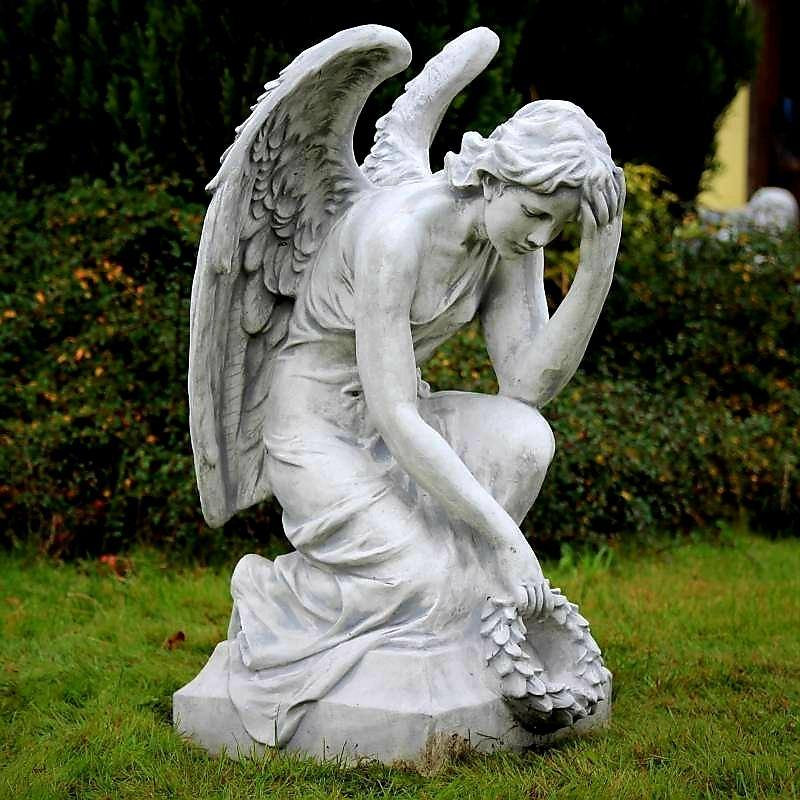 Figura Pochylony anioł z laurem 82cm