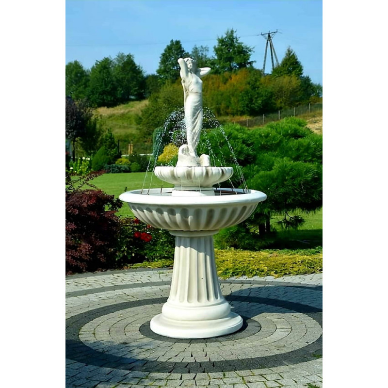 Fontanna Noemi Andrea F017 - 161cm w otoczeniu zieleni w ogrodzie