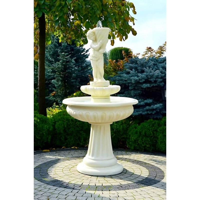 Fontanna Porto Carello 2 w ogrodzie na kostce brukowej w otoczeniu zieleni