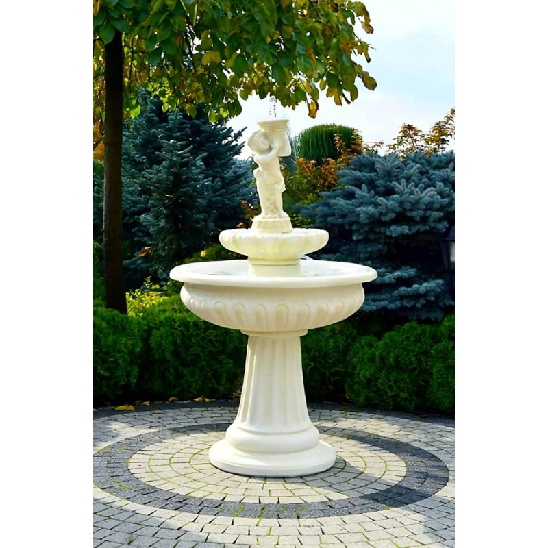 Fontanna Porto z Dzieckiem F037 - 154cm w ogrodzie na kostce brukowej w otoczeniu zieleni