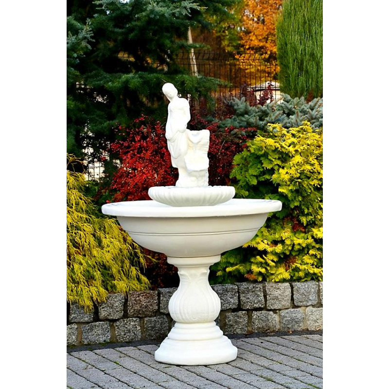 Fontanna do ogrodu Verona z Amandą F192 - 151cm na tle zielonego ogrodu latem