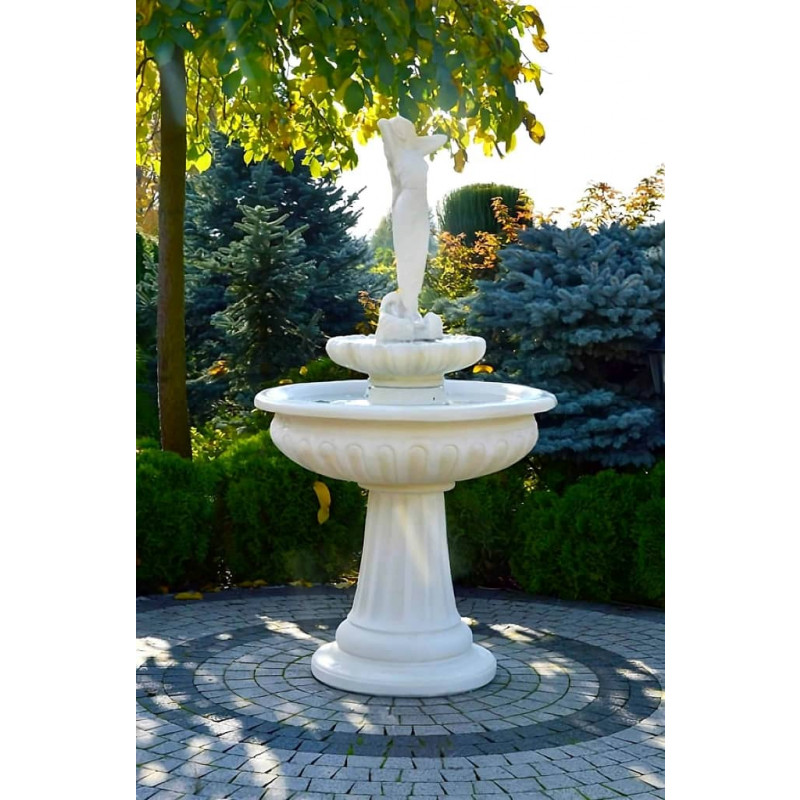 Fontanna Porto Andrea F049 - 174cm w ogrodzie w otoczeniu zieleni