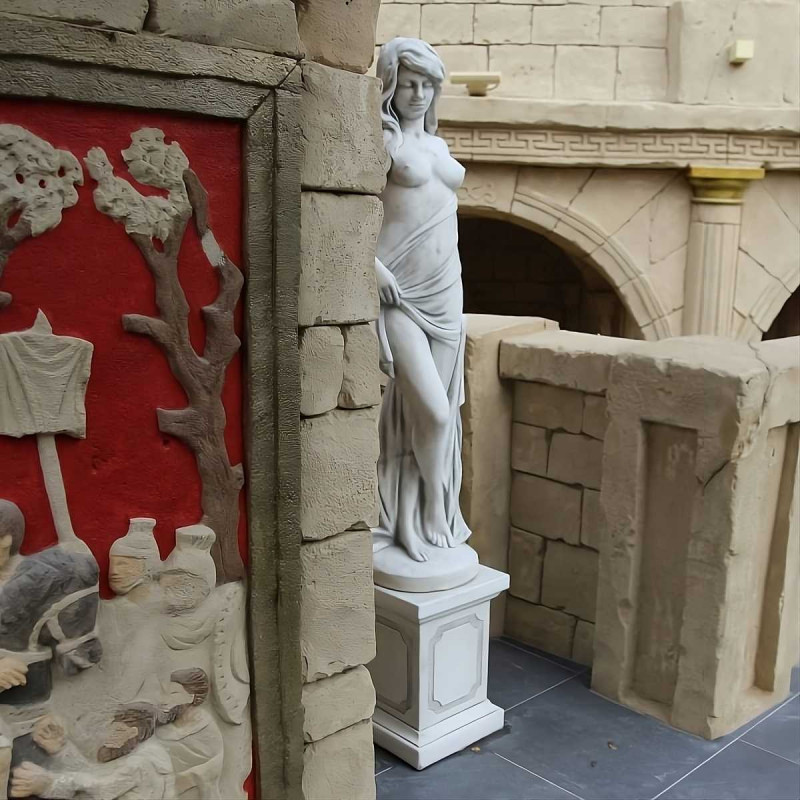 Rzeźba Złotowłosa otulona szatą 150cm