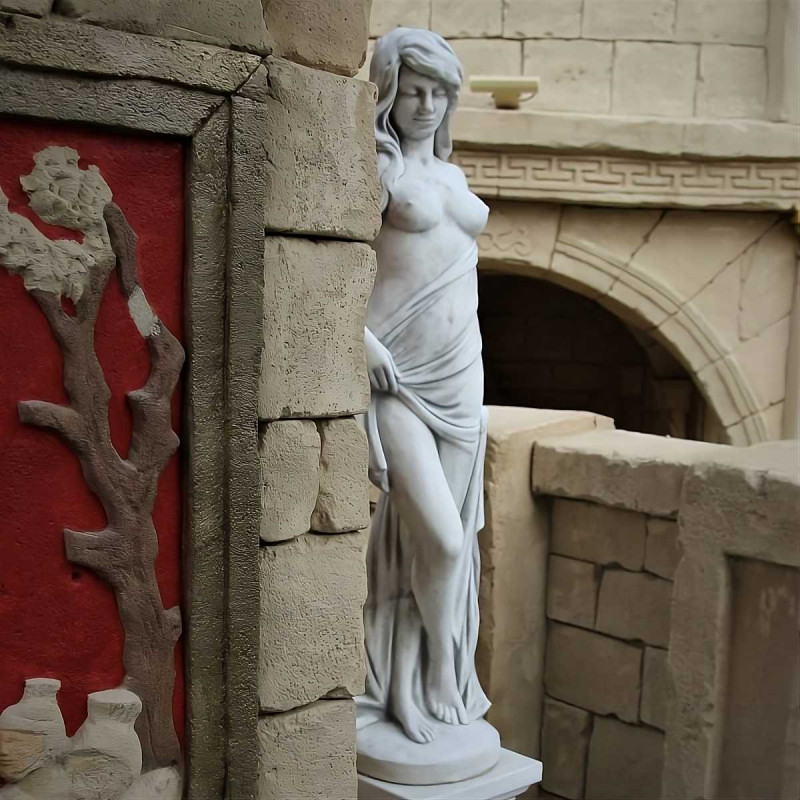 Rzeźba Złotowłosa otulona szatą 150cm