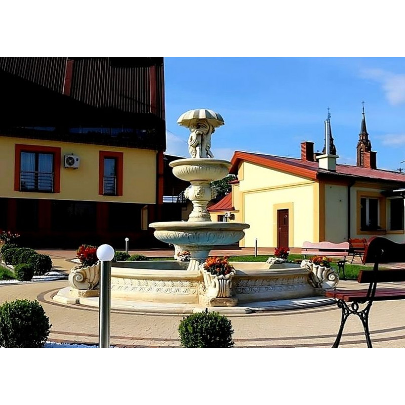 Oczko Marino i Fontanna Gemelli przy hotelu