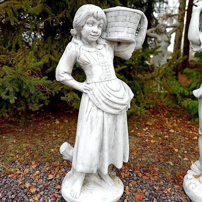 Dziewczyna z koszem na ramieniu